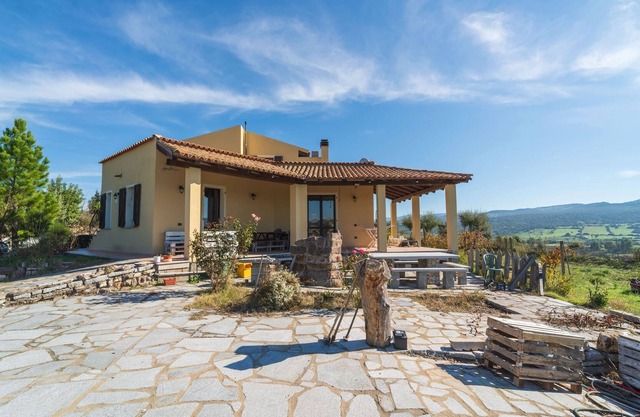 Apartment in Villa “Immersa Nella Natura” with Views, Private Terrace, Shared Pool & Wi-Fi
