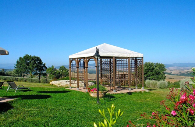 Apartment in villa with pool, A/C, WIFI, TV, terrace, panoramic view, close to San Gimignano