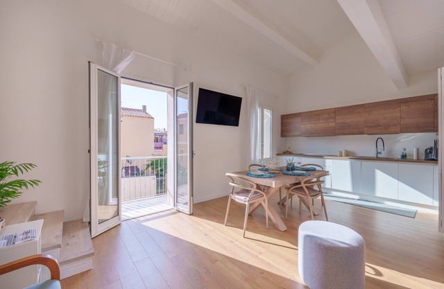 Apartment 'Elegant House in the Centre' with Balcony, Wi-Fi and Air Conditioning