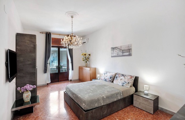 Apartment 'La Divina - Salerno Stazione' with Balcony, Wi-Fi and Air Conditioning