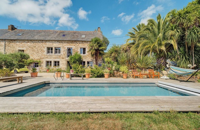 Apartment 'La Petite Hautière' with Shared Pool, Wi-Fi and Air Conditioning
