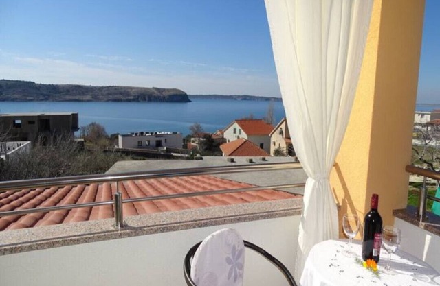 Apartment Lemi - three bedroom apartment with a sea view