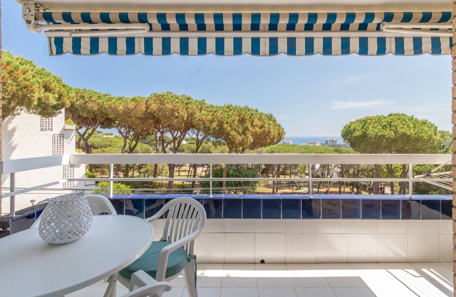 Apartment 'Les Magnolies' with Sea Views, Wi-Fi and Air Conditioning