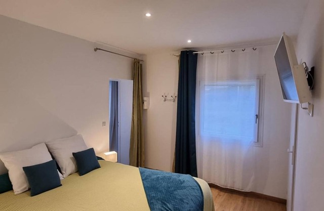 Apartment 'Les Tables Aux Vaches-Chambre Agout' with Private Terrace, Private Garden and Wi-Fi
