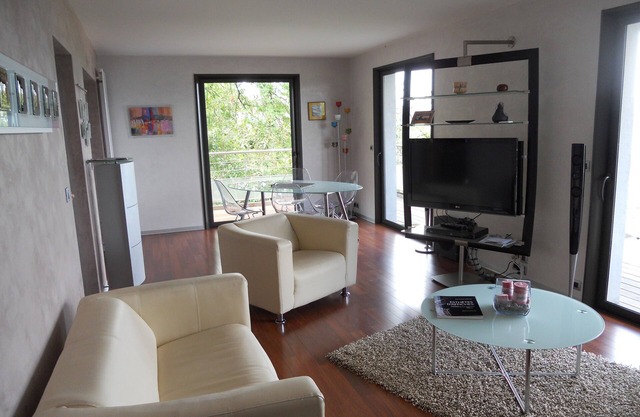 Apartment located in a pastoral setting with wonderful views of Lake Geneva