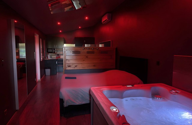 Apartment 'Love Room - Rhôna' with Wi-Fi and Air Conditioning
