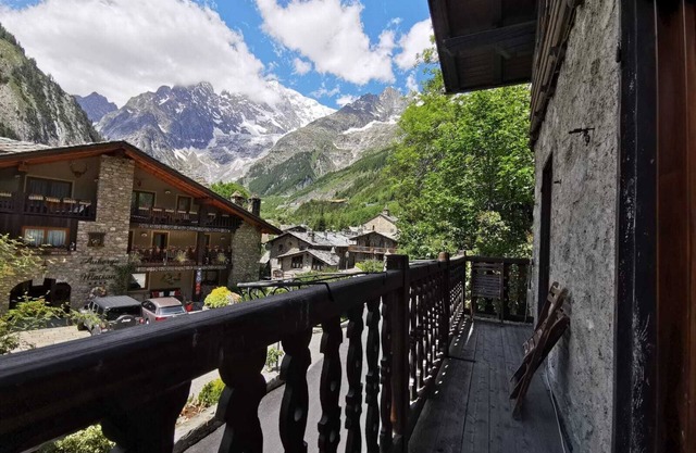 Apartment 'Maison Esterina Vista Monte Bianco' with Mountain View, Shared Garden and Wi-Fi