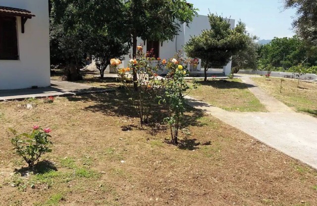 Apartment 'Μaria's House 1' with Private Terrace, Shared Garden and Air Conditioning