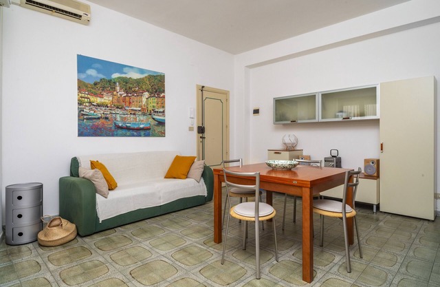 Apartment 'Mary's Home' with Sea View and Balcony