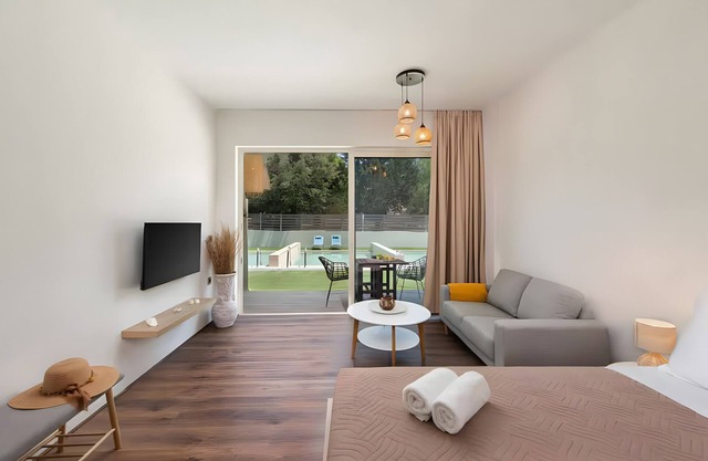 Apartment 'Mb Luxury Suites Charaki No 3' with Private Pool, Wi-Fi and Air Conditioning