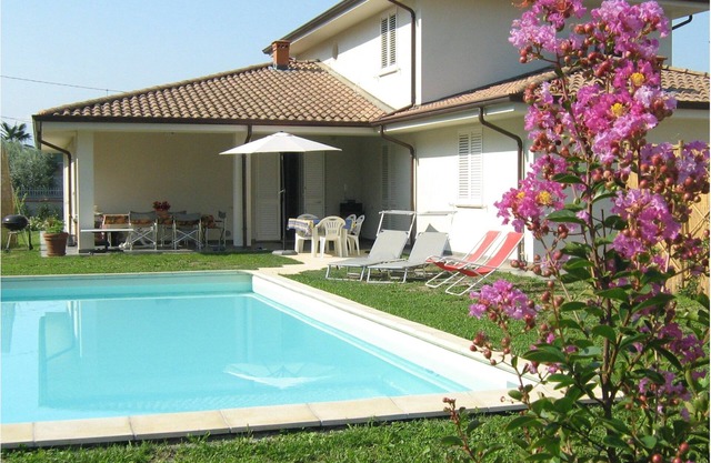 Apartment near Lucca in a modern villa with pool