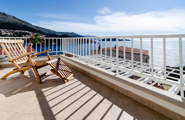 Apartment Paco - Three-Bedroom Apartment with Balcony and Sea View