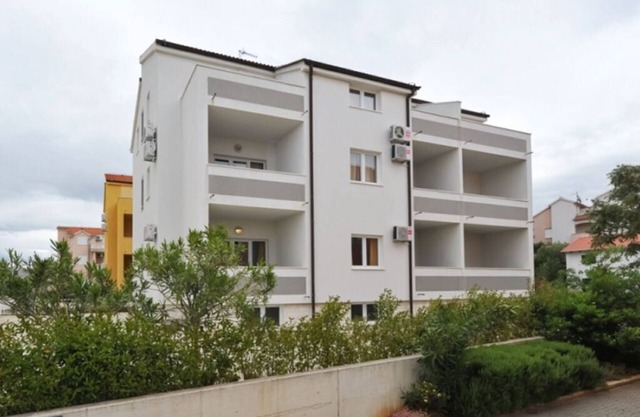 Apartment Plima , 70 m to the beach, 4 people, free WiFi,parking, terrace, BBQ