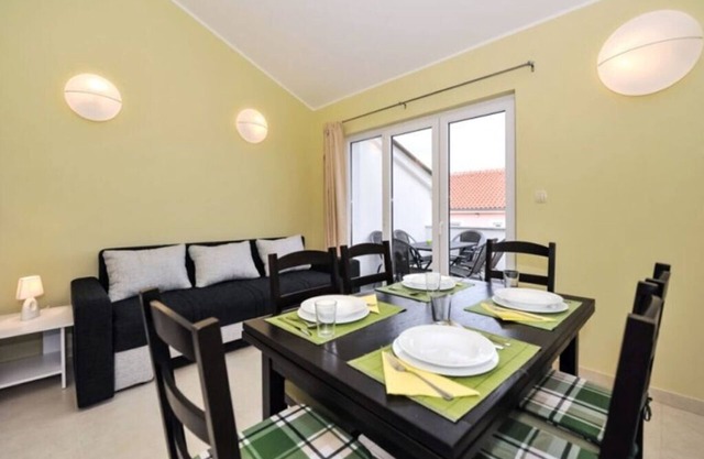 Apartment Plima , 70 m to the beach, 6 people, free WiFi,parking, terrace, BBQ