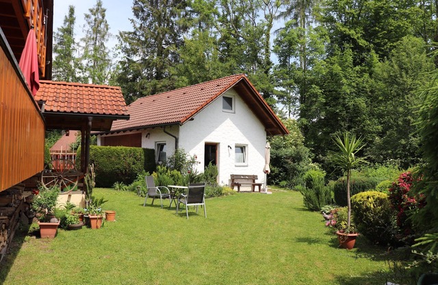 Apartment 'Red' with Shared Garden, Balcony and Wi-Fi