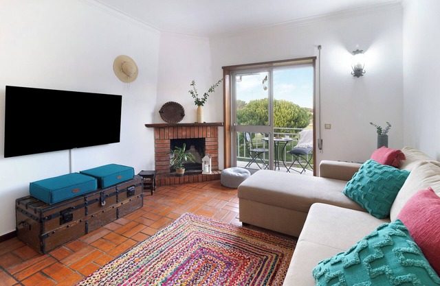 Apartment 'Retro Beach House Moledo' with Mountain View, Wi-Fi and Air Conditioning