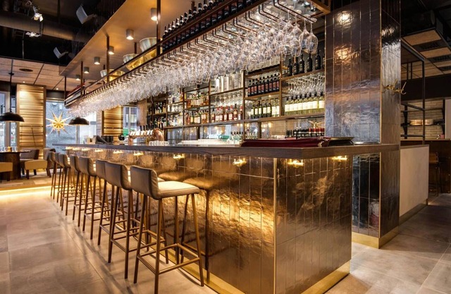 Apartment Sleeps 4 Near Shopping Street