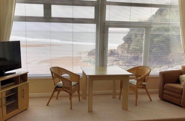 Apartment - Sleeps 4 - Parking - Sea view