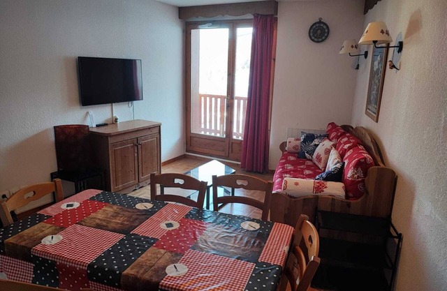 APARTMENT south-west facing PIED DES PISTES + private parking