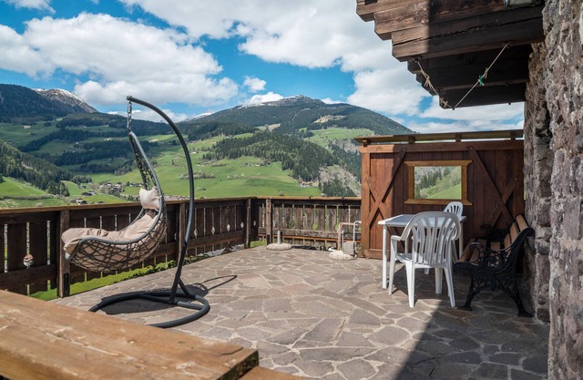 Apartment "Stofnerhof Turmgemach" with Mountain View, Private Terrace & Wi-Fi