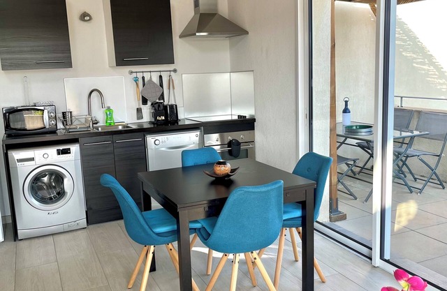 Apartment T2.40 m2, air-conditioned, 3 terraces, 350 m from the beach. Private parking.