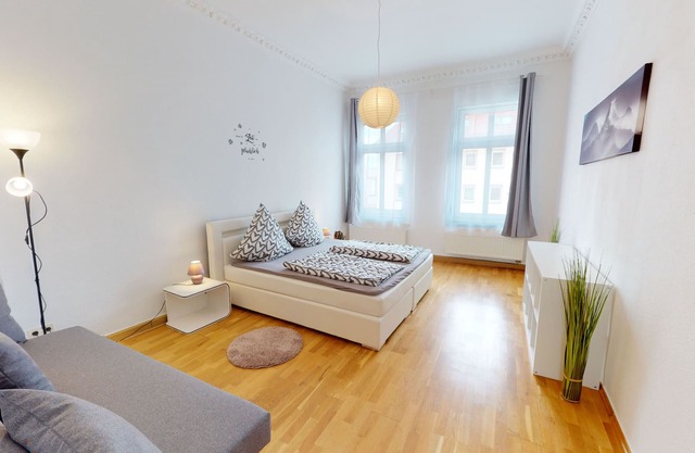 Apartment 'Traumhafte Jugendstilwohnung Gohlis' with Balcony and Wi-Fi