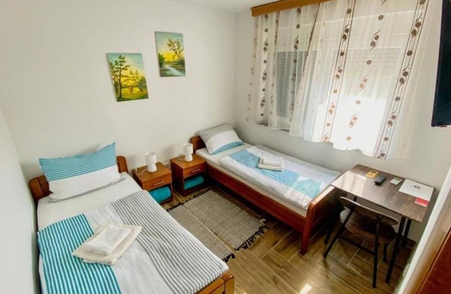Apartment Verde - rooms with private bathrooms: R5(2) - Vrbanja, Continental Croati, Croatia