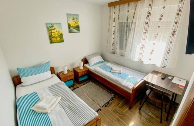 Apartment Verde - rooms with private bathrooms: R4(2) - Vrbanja, Continental Croati, Croatia