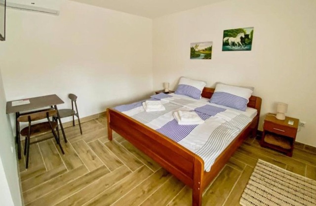 Apartment Verde - rooms with private bathrooms: R1(2) - Vrbanja, Continental Croati, Croatia