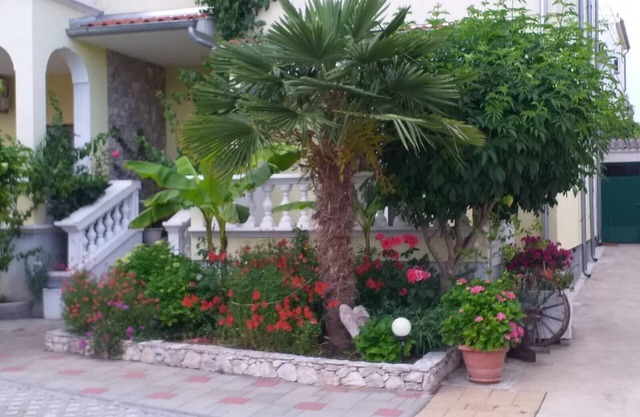 Apartment Vulin, 100 m to the sea, 6 people, free WiFi, terrace, parking, BBQ