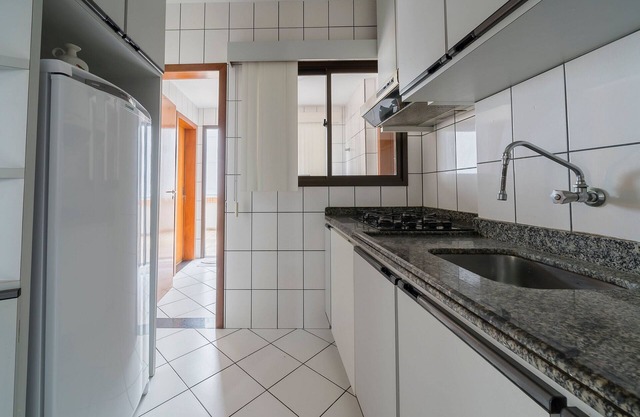 Apartment w Balcony 250m From Praia Central Erj101