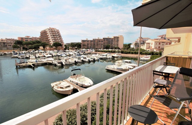 Apartment with marina view