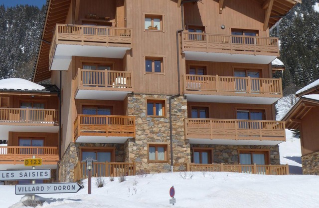 Apartment with private pool at the foot of the slopes with garage - ski school at 300m