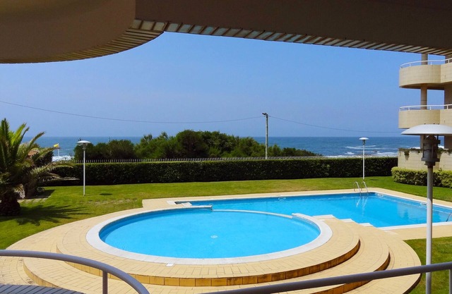 Apartment with direct access to swimming pool and beach, 10 minutes from Porto.