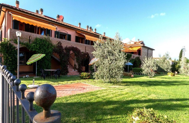 Apartment with A/C, WIFI, pool, TV, veranda, pets allowed, panoramic view, close to San Gimignano
