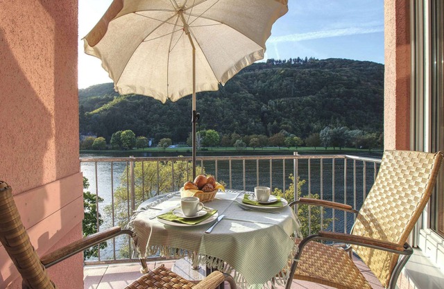 Apartment with balcony directly on the banks and with a view of the Moselle