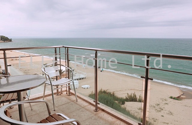 Apartment with fantastic sea views right on the beach