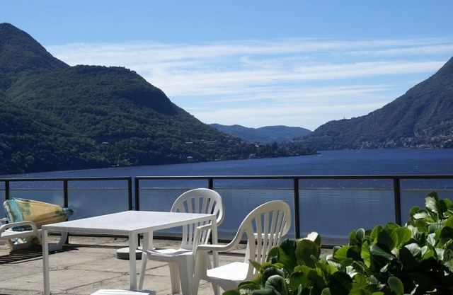 Apartment with 2 bedrooms, a large terrace with magnificent view of the lake