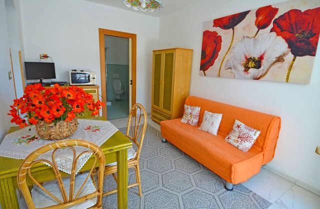 Apartment with large garden and car parking a few steps from the sea