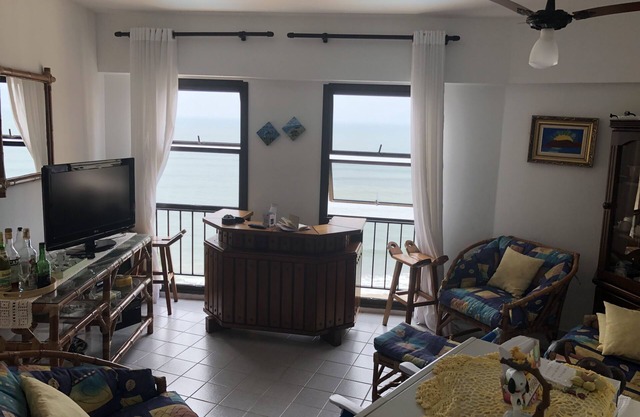 Apartment with pool facing the sea