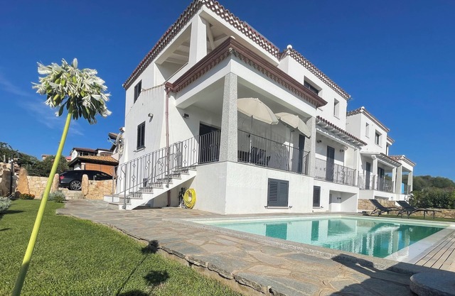 Apartment with sea view, terrace, pool and garden for sole use