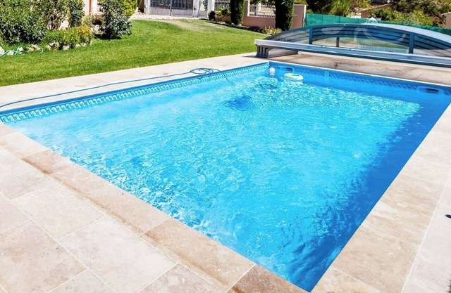 Apartment with swimming pool in Luberon