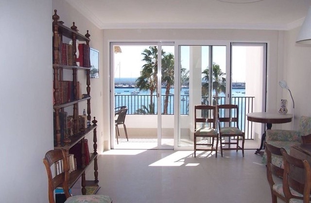 Apartment with terrace on the seafront
