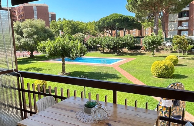 Apartment with wifi, community pool and tennis court.