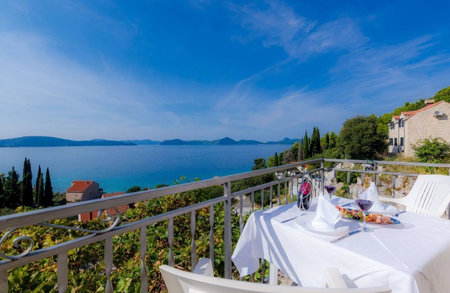 Apartments Cypress Sea Cove - Comfort Studio Apartment with Balcony and Sea View