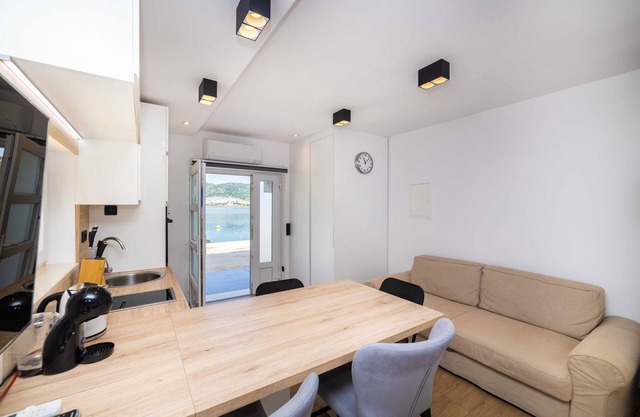 Apartments Ema - Studio Apartment with Sea View