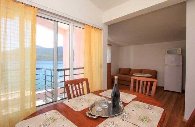 Apartments Ereš Zuronja-One-Bedroom Apartment with Sea View 2