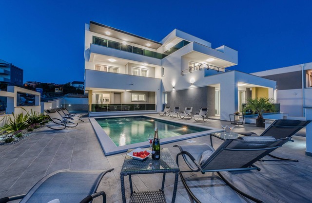 Apartments for 24 with Pool