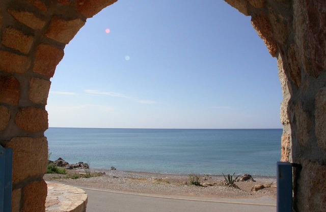 Apartments for 4 -5 people/romantic palm garden - right on the sea