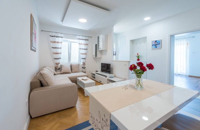 Apartments Lucija - Two Bedroom Apartment with Balcony and Sea View